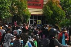Urus E-KTP Jelang Pilkada, Warga Berkerumun di Kantor Disdukcapil Makassar