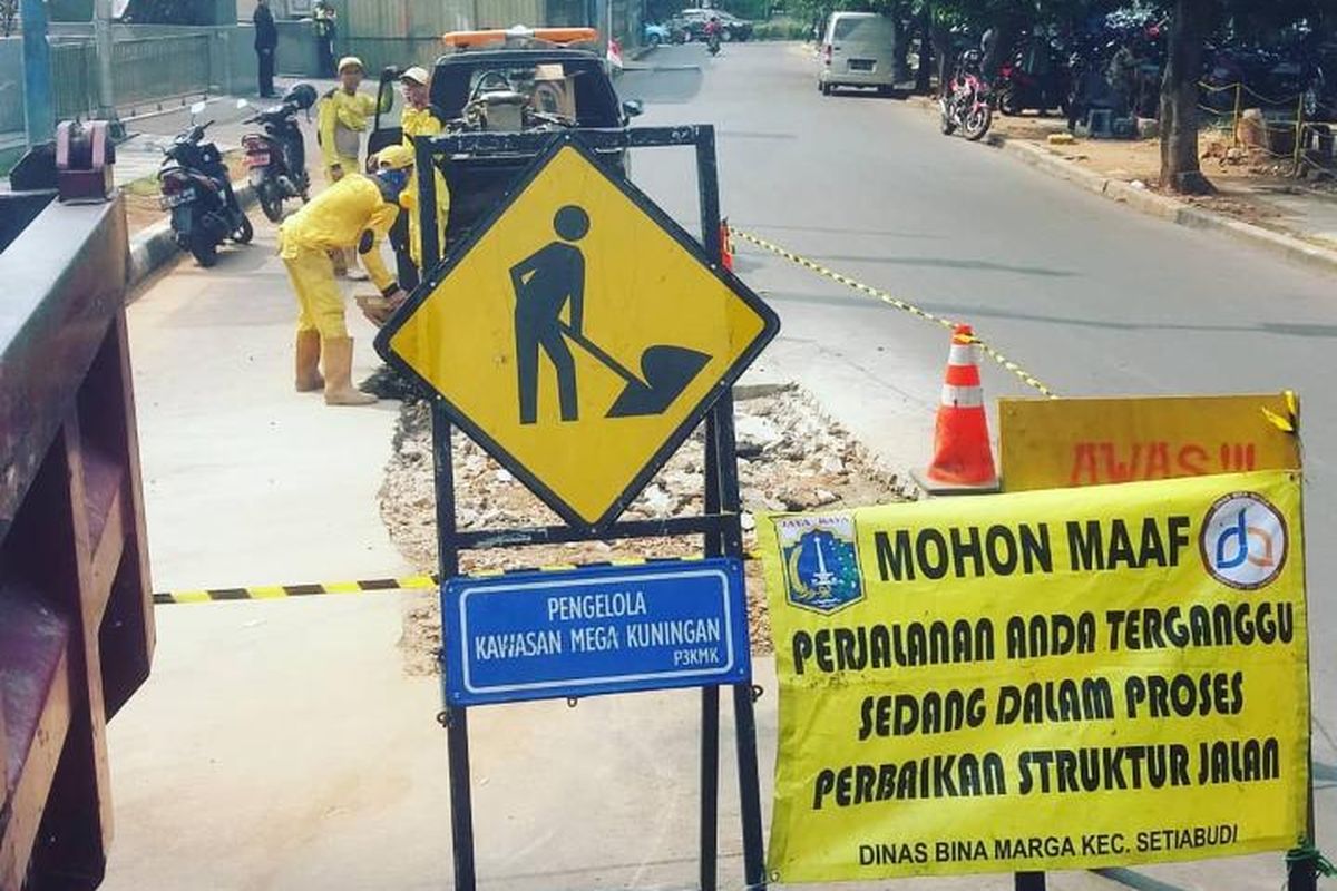 Perbaikan jalan di Kecamatan Setiabudi, Jakarta.