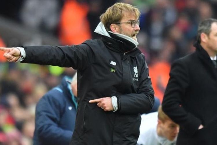 Gerakan tubuh manajer Liverpool, Juergen Klopp, ketika melihat aksi timnya melawan Swansea City dalam pertandingan Premier League di Anfield, Liverpool, Sabtu (21/1/2017). Liverpool kalah 2-3.