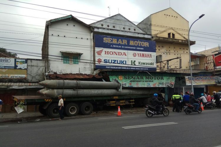 Sebuah kendaraan truk trailer tronton bermuatan delapan batang paku bumi menghantam dua toko di Jalan Raya Kebumen-Banyumas Km 14, Karanganyar Kebumen, Jawa Tengah, Sabtu (23/9/2017).