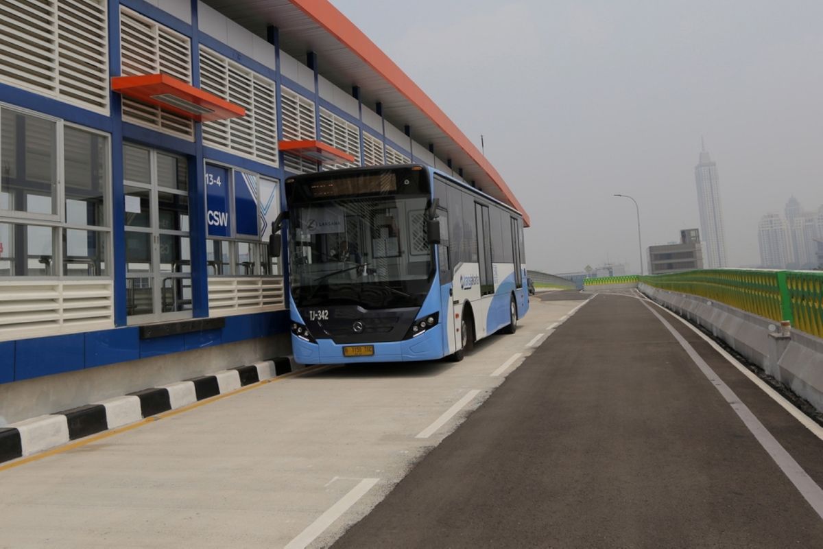 Bus transjakarta melintas di koridor 13 Cileduk - Tendean, Jakarta Selatan, Senin (14/8/2017). Layanan transjakarta koridor 13 mulai beroperasi hari ini, meskipun beberapa halte di koridor tersebut masih belum bisa difungsikan. 