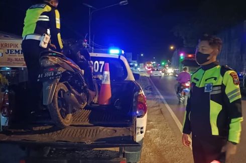 Sepasang Kekasih di Ngawi Tewas Setelah Motor yang Ditumpangi Menabrak Truk