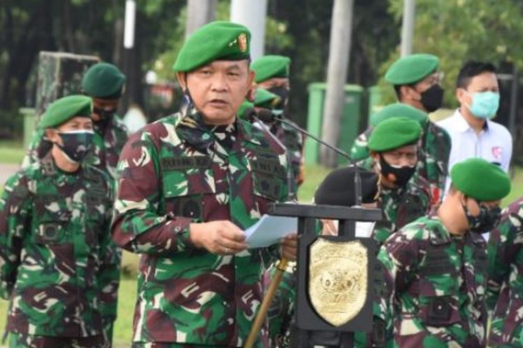 Jakarta Military Commander Major General Dudung Abdurachman speaks to his troops