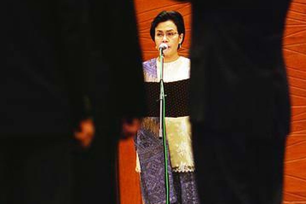 Menteri Keuangan Sri Mulyani Indrawati (tengah) mengambil sumpah 10 pejabat eselon II yang telah dilantik di Kantor Kementerian Keuangan, Jakarta, Selasa (6/4). Para pejabat tersebut menggantikan sejumlah pejabat di kementerian itu yang diberhentikan karena diduga terkait kasus pajak yang melibatkan pegawai Direktorat Jenderal Pajak, Gayus H Tambunan.