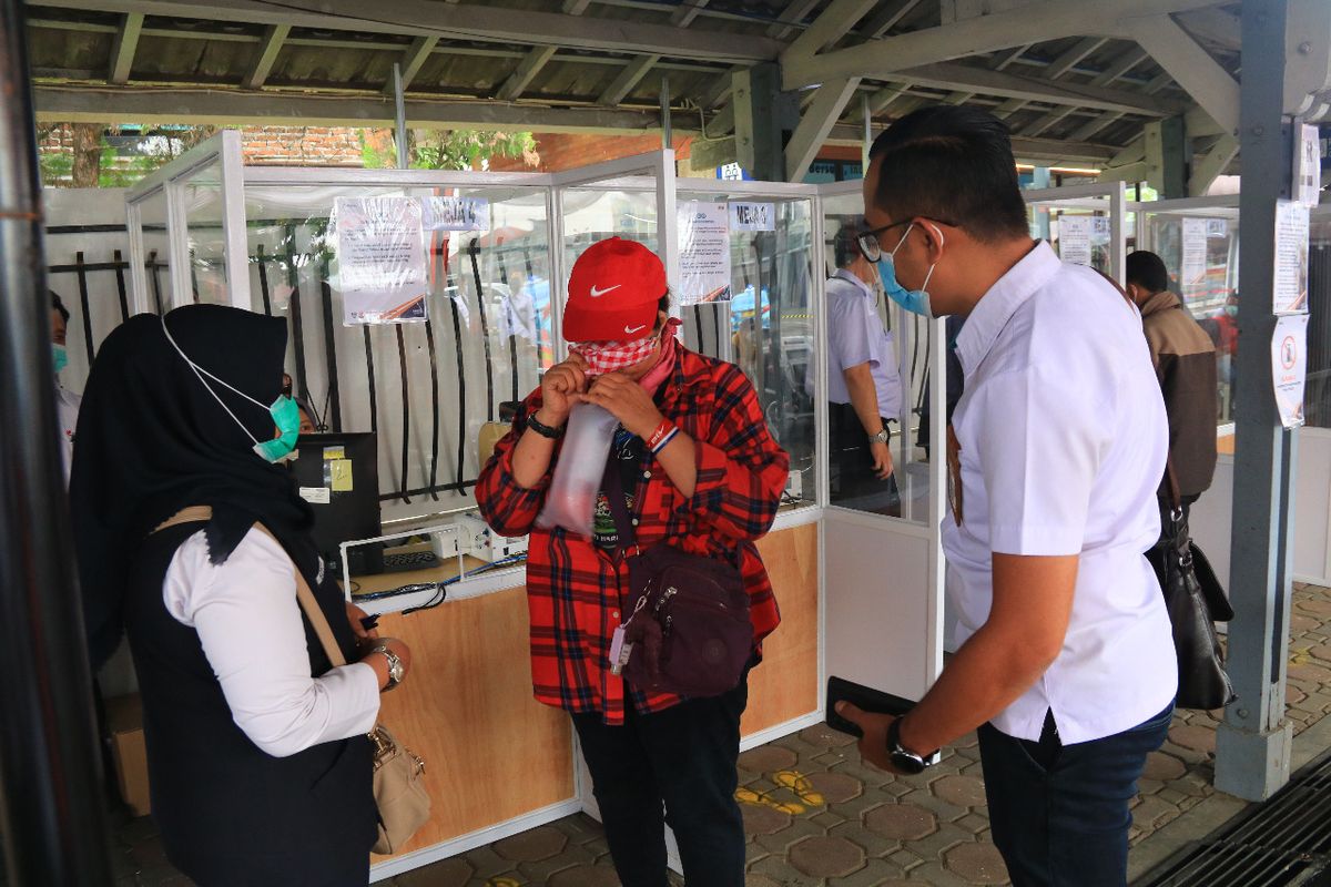 Salah satu penumpang kereta tengah mengikuti tes GeNose C19. Mulai 20 Maret 2021, pelayanan tersebut mengalami penyesuaian harga menjadi Rp 30.000 dari sebelumnya Rp 20.000. 