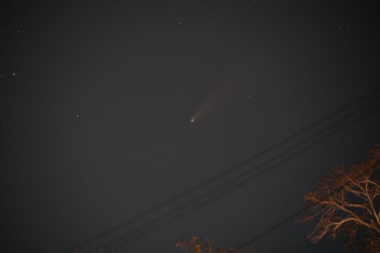 Komet Neowise tampak di langit Kupang, NTT, pada Rabu (22/7/2020).