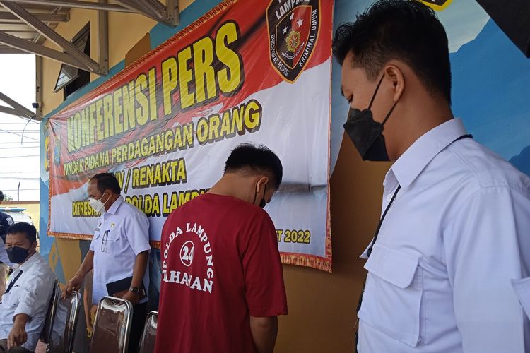 R (29) mucikari spesialis anak yang ditangkap Polda Lampung.