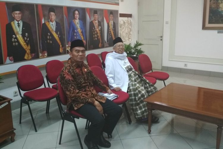 Rais Aam PBNU Maruf Amin dan Mendikbud Muhadjir Effendy mengumumkan pembatalan aturan full day school, di Istana, Jakarta, Senin (19/6/2017).