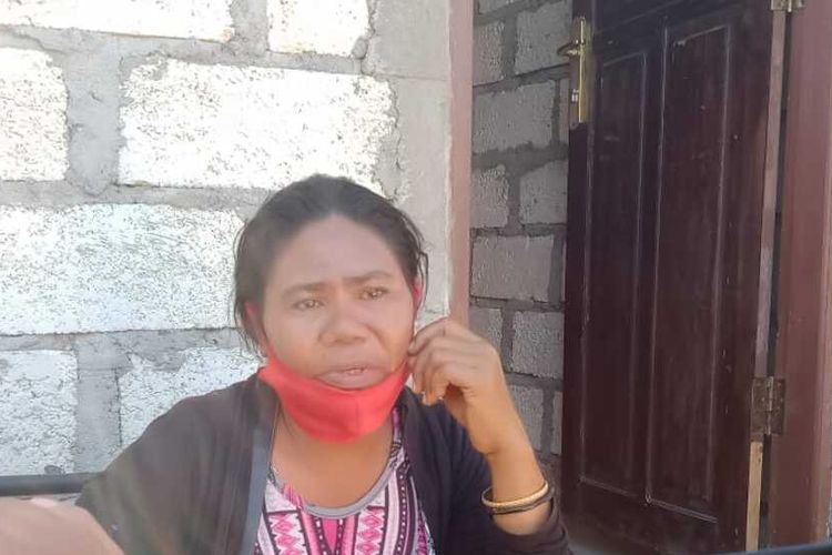 Lora Tabata Selly (41), wanita asal Kelurahan Alak, Kecamatan Alak, Kota Kupang, Nusa Tenggara Timur (NTT), saat ditemui wartawan di kediamannya, Senin (3/8/2020) siang.
