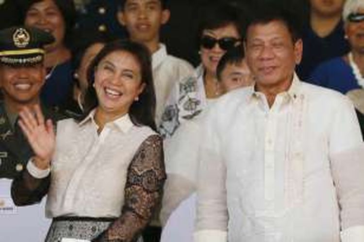 Presiden terpilih Filipina Rodrigo Duterte (kanan) dan Wakil Presiden Leni Robredo, tampil bersama untuk pertama kali di depan media, dalam sebuah acara di Kamp Aguinaldo, Jumat, 1 Juli 2016. Rodrigo terpilih menjadi presiden ke-16 Filipina.