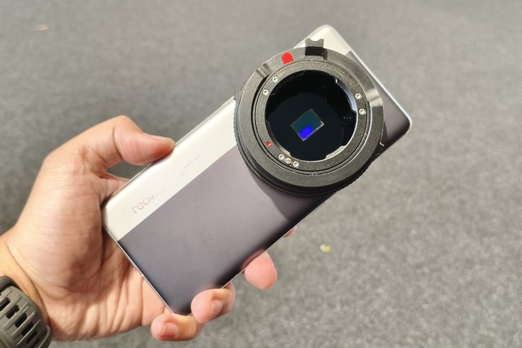 Ponsel Realme Interchangeable-Lens dengan mounting ditampilkan di booth Realme di ajang MWC Barcelona 2025, Selasa (4/3/2025).