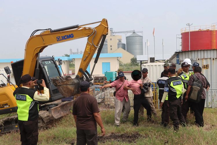 Polres Pasuruan Kota saat melakukan tangkap tangan tiga pelaku aksi premansime di kawasan industri PIER Kabupaten Pasuruan, Jawa Timur, Jumat (11/04/2025).