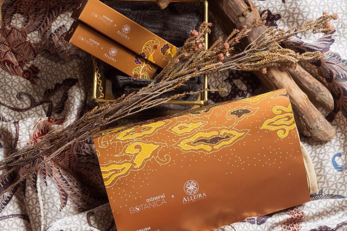 Koleksi lipstik berkemasan batik hasil kolaborasi Alleira Batik dan Mineral Botanica yang diluncurkan di galeri Alleira Plaza Indonesia, Jakarta, Rabu (10/10/2018).