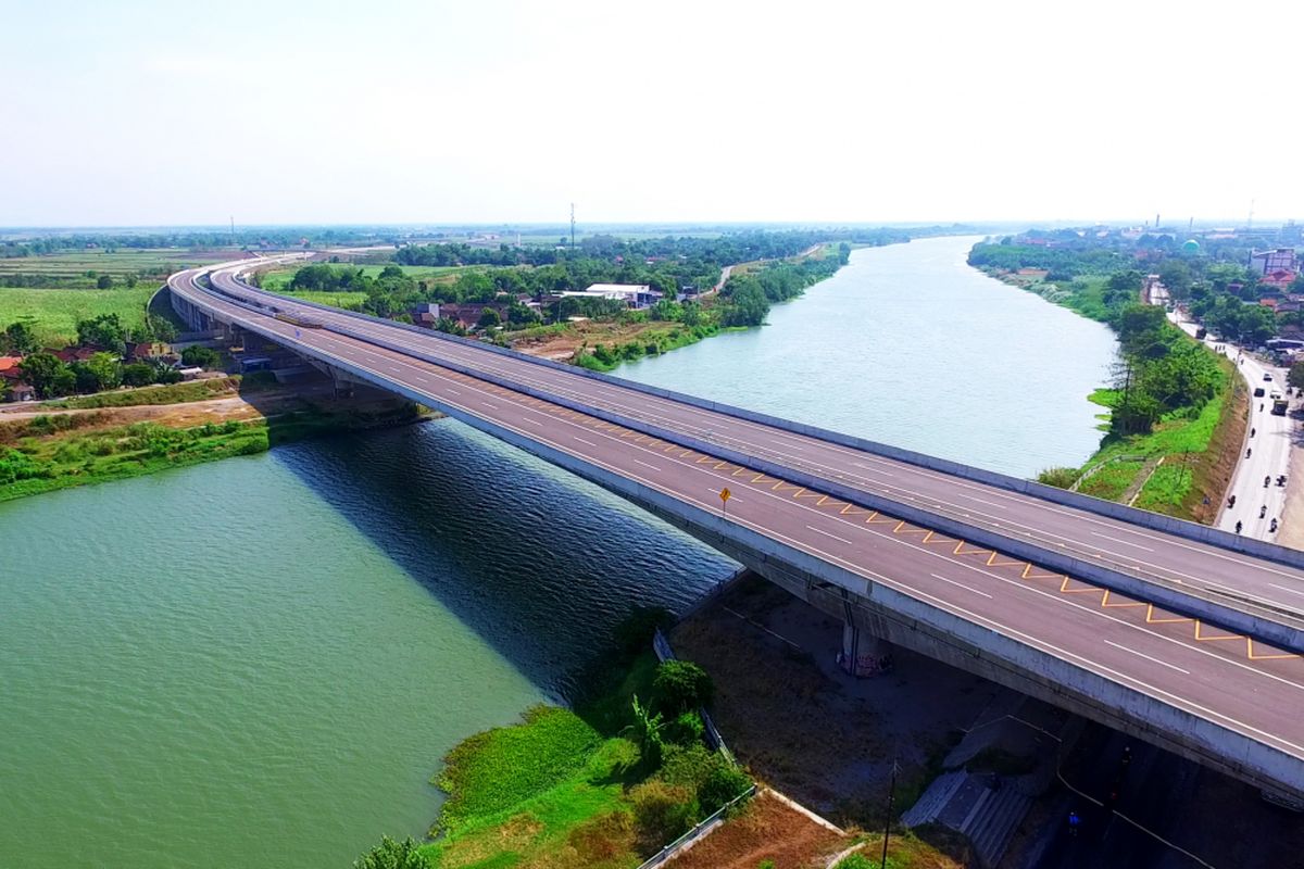 Jembatan Brantas di Jalan Tol Jombang-Mojokerto.