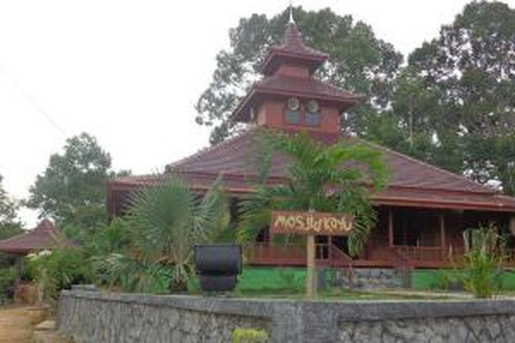 Masjid Kayu di Desa Tuatunu, Kota Pangkalpinang, Provinsi Bangka Belitung.