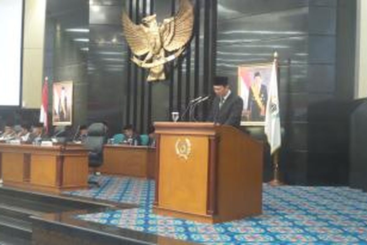 Gubernur DKI Jakarta Basuki Tjahaja Purnama saat rapat penyampaian jawaban gubernur atas pandangan umum fraksi-fraksi tentang pertanggung jawaban pelaksanaan APBD 2014 , di Gedung DPRD DKI Jakarta, Rabu (16/9/2015).