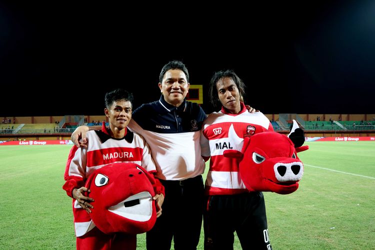 Presiden Madura United saat bersama maskot MadRudji.