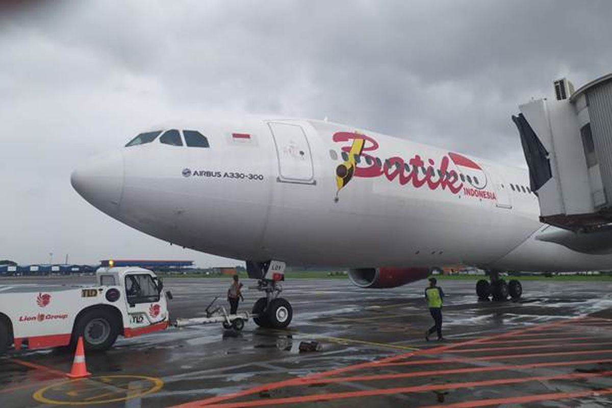 Pesawat Batik Air Airbus A330-300 yang terbang ke Wuhan untuk program Pemerintah evakuasi WNI
