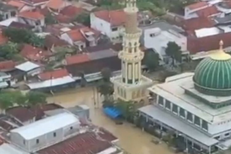 Kondisi banjir di Sampang difoto dari udara. (ANTARA/HO-Kominfo Sampang)