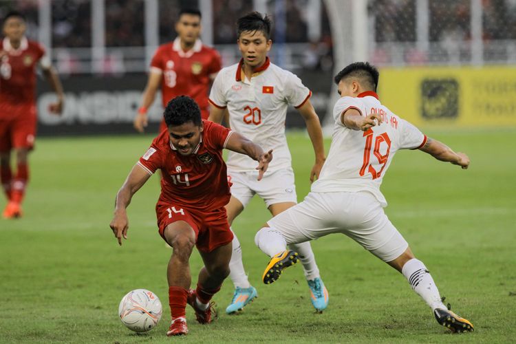 Pemain timnas Indonesia, Asnawi Mangkualam Bahar berebut bola dengan pemain timnas Vietnam, Nguyen Quang Hai pada leg pertama semifinal Piala AFF 2022 di Stadion Utama Gelora Bung Karno (SUGBK), Jakarta, Jumat (6/1/2023). Pertandingan ini berakhir dengan skor 0-0. Selanjutnya, timnas Indonesia akan melakoni laga leg kedua semifinal Piala AFF 2022 di Hanoi, Vietnam, pada Senin (9/1/2023).