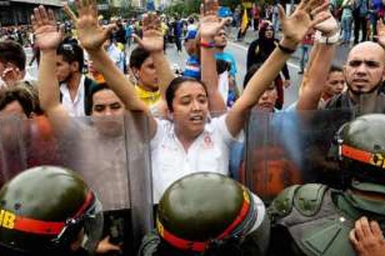 Aksi unjuk rasa memprotes dan menuntut Presiden Venezuela, Nicolas Maduro, mundur pada 11 Mei 2016 di Caracas.