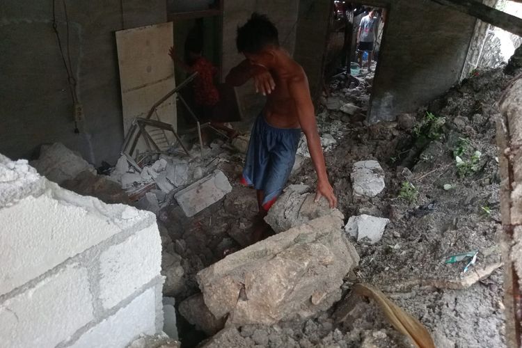 Rumah warga Kabupaten Rote Ndao, rusak akibat tertimpa longsoran tanah