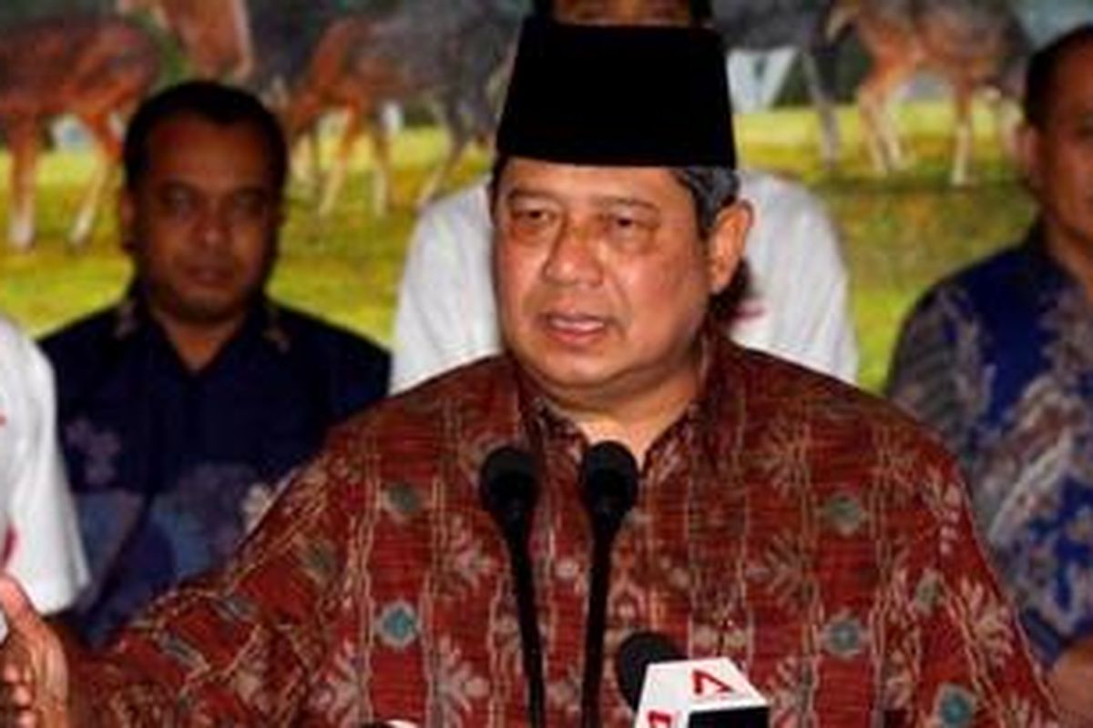 Calon Presiden, Susilo Bambang Yudhoyono saat menggelar jumpa pers seputar Penetapan dan Pengumuman Hasil Pemilu Presiden dan Wakil Presiden 2009 di kediamannya di Puri Cikeas, Bogor, Sabtu (25/7/2012).  