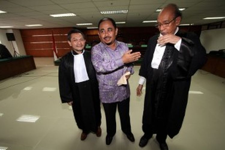 Terdakwa Luthfi Hasan Ishaaq (tengah) menjawab pertanyaan wartawan usai menjalani sidang perdananya di Pengadilan Tindak Pidana Korupsi Jakarta, Senin (24/6/2013). Luthfi diajukan ke pengadilan karena diduga terlibat dalam kasus suap kuota impor daging sapi di Kementerian Pertanian.  