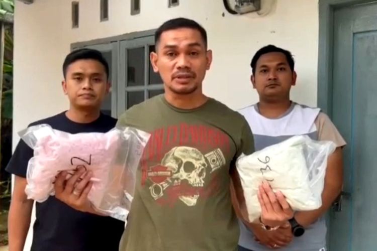 Satuan Reserse Narkoba Polres mengagalkan penyelundupan lebih dari 100.000 butir pil ekstasi yang akan masuk ke Jakarta, Jumat (12/8/2022).