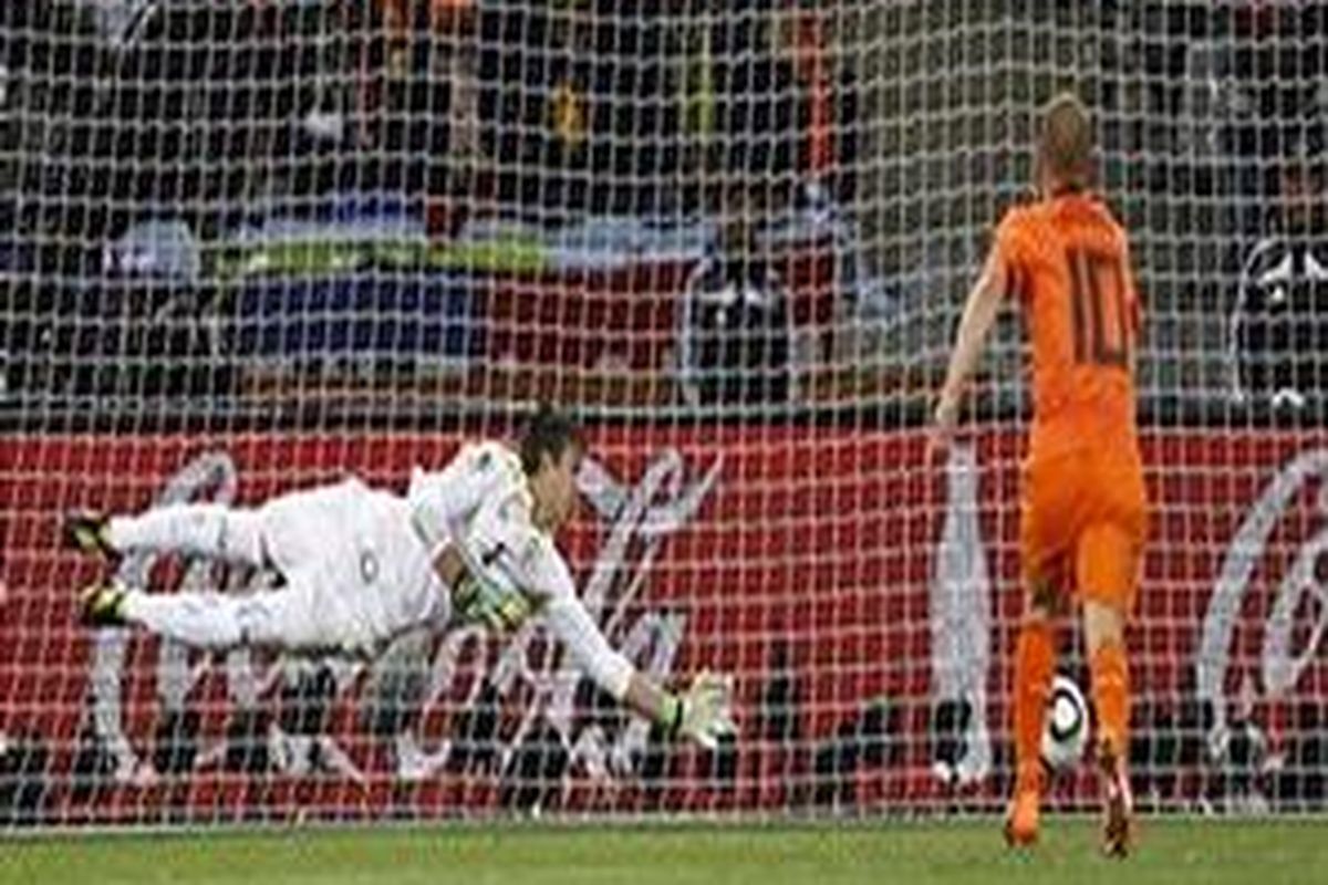 Gelandang Belanda, Wesley Sneijder (kanan) membobol gawang Uruguay, di babak semifinal Piala Dunia 2010 Afrika Selatan, Selasa (6/7/2010).