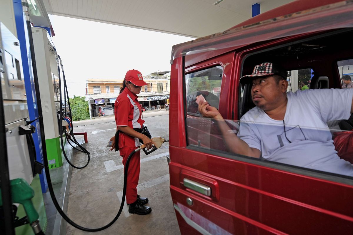 Petugas mengisi BBM ke kendaraan konsumen di SPBU 24.361.77 Mayang Mangurai, Kota Baru, Jambi, Kamis (14/4/2022). Pertamina Patra Niaga Regional Sumbagsel mengerahkan 384 unit armada mobil tangki, 27 unit bridger avtur, dan menyiapkan 174 unit skid tank untuk LPG, serta 16 titik SPBU kantung dan 15 titik layanan motoris pada jalur mudik guna mengamankan pasokan energi selama Ramadhan dan mudik Lebaran tahun 2022.