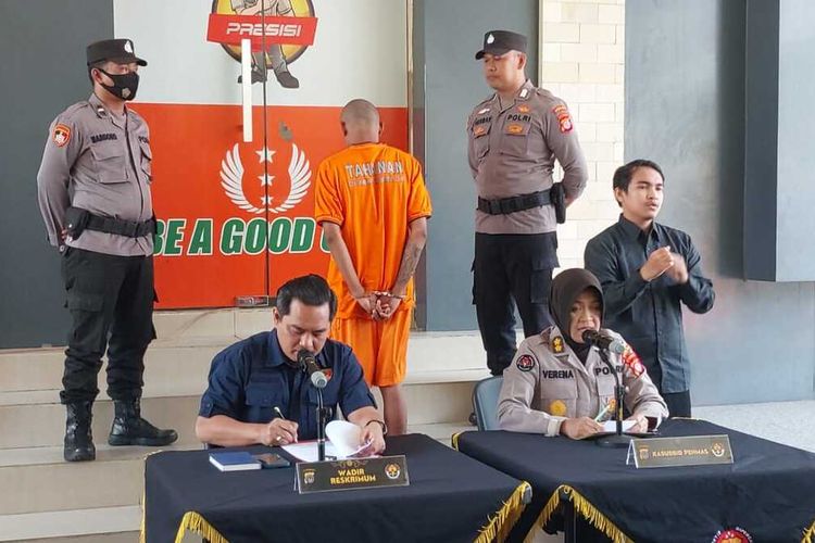 Pelaku pemukulan dan upaya perampasan sepeda motor di Condongcatur, mengaku sebagai petugas Samsat yang sempat viral di media sosial berhasil ditangkap. Satu pelaku yang ditangkap berinisial IL (22) dihadirkan dalam jumpa pers di Mapolda DIY.