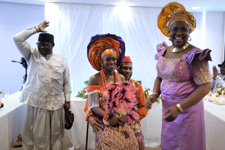 Tangkap layar upacara tradisi pernikahan Suku Urhobo di Nigeria. (Youtube/Urhobo World)