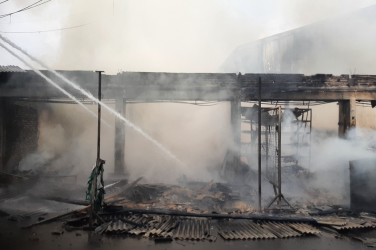 Api yang membakar pasar serangin Lumajang mulai bisa dijinakkan, petugas tengah melakukan penjinakan, Jumat (26/8/2022)