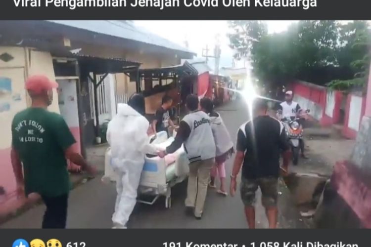 Sejumlah warga mengambil paksa jenazah Covid-19 di RSUD dr Haulussy Ambon, Rabu petang (19/8/2020).