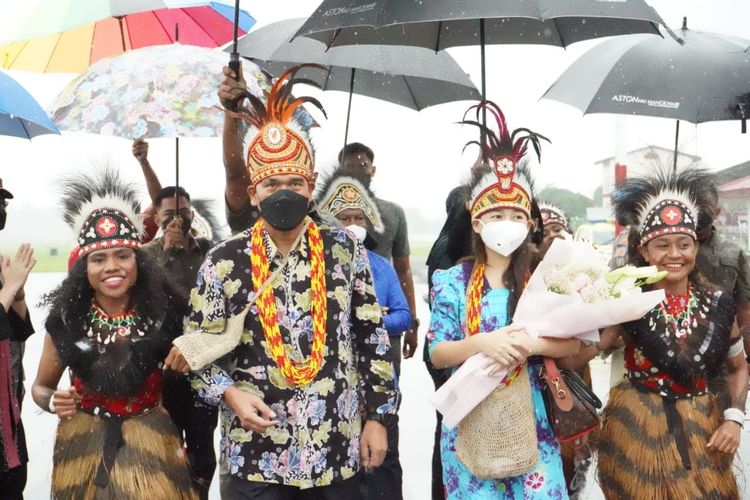 Kapolda Irjen Pol Daniel Tahi Monang Silitonga bersama istri saat disambut di Bandara Rendani