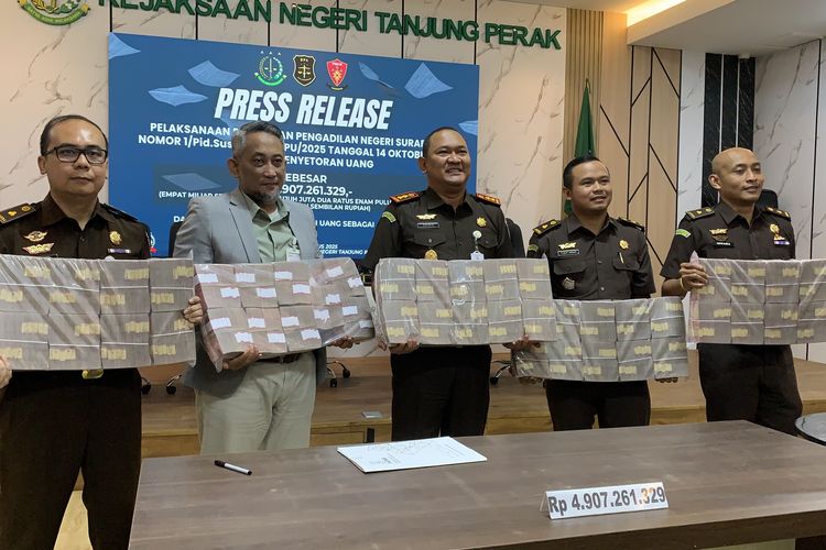 Kejari Tanjung Perak Setor Rp 4,9 Miliar Hasil Rampasan TPPU Judi Online ke Kas Negara