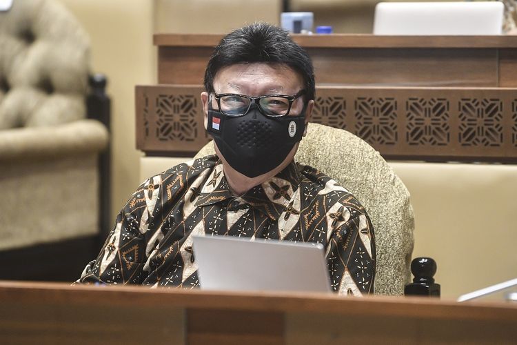 Menteri Pendayagunaan Aparatur Negara dan Reformasi Birokrasi (MenPAN-RB) Tjahjo Kumolo bersiap mengikuti rapat kerja bersama Komisi II DPR di Komplek Parlemen, Jakarta, Kamis (8/4/2021). Dalam rapat tersebut membahas mengenai pandangan pemerintah atas penjelasan DPR terkait RUU tentang ASN serta pembentukan Panja RUU tersebut. ANTARA FOTO/Muhammad Adimaja/rwa.