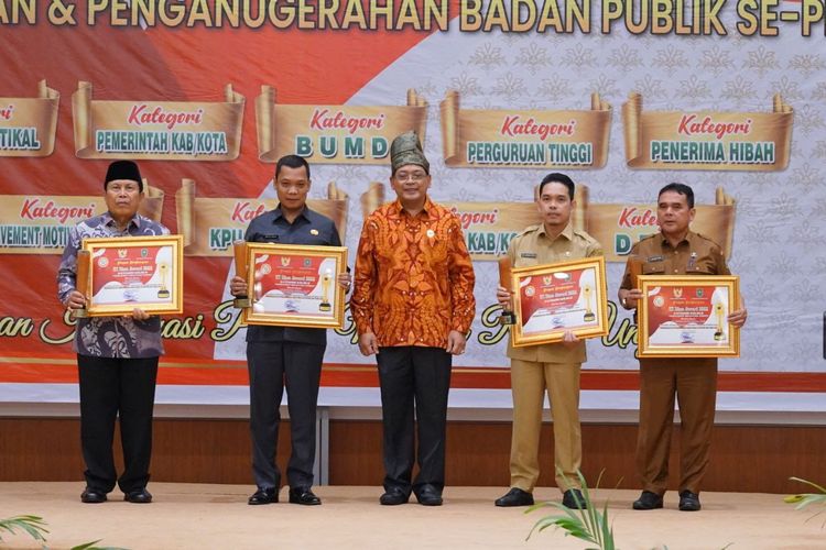 Dinas Komunikasi dan Informatika (Diskominfo) Riau menerima penghargaan dari Komisi Informasi Riau sebagai penggerak keterbukaan informasi public dalam ajang Anugerah Komisi Informasi Riau (KI Awards) 2022.
