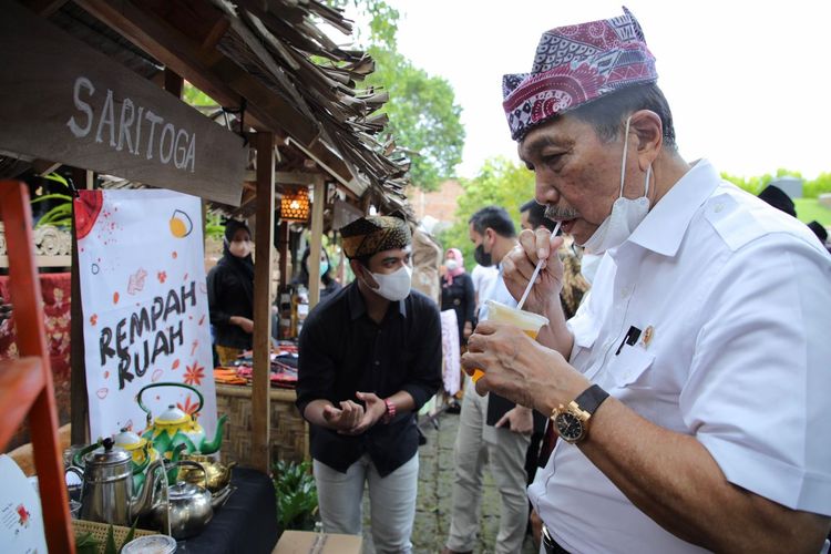 Menko Marves Luhut Binsar Pandjaitan mengunjungi salah satu pedagang di acara Bangga Buatan Indonesia (BBI) yang berlangsung di Banyuwangi, Jawa Timur, Sabtu (19/3/2022).