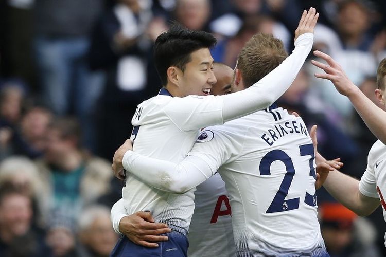 Son Heung-min dkk merayakan gol Lucas Moura pada pertandingan Tottenham Hotspur vs Huddersfield Town dalam lanjutan Liga Inggris di Stadion Tottenham Hotspur, 13 April 2019. 