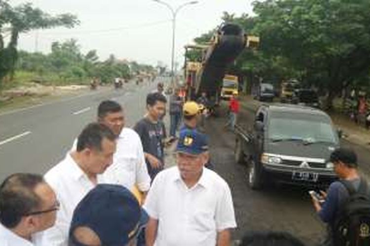 Menteri Pekerjaan Umum dan Perumahan Rakyat (PUPR) Basuki Hadimuljono didampingi oleh Kepala Balai Besar Pelaksanaan Jalan Nasional IV Bambang Hartadi dan Kepala BPJT Herry TZ meninjau perbaikan jalan nasional pantai utara Jawa, Minggu (10/4/2016).