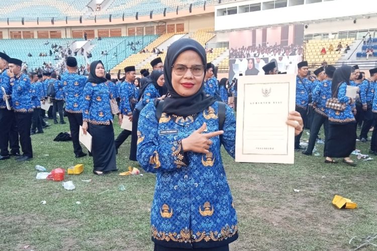 Tangis Haru Heni Jadi PPPK Usai Honorer 16 Tahun di Riau, Tekad Mengabdi Lebih Baik