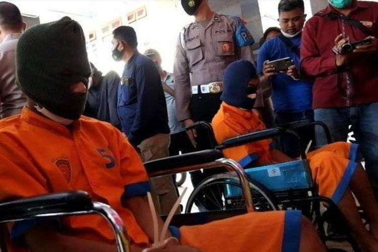 Dua begal di Lumajang saat menahan sakit karena kakinya ditembus timah panas polisi. 