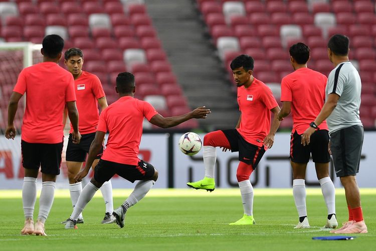 Sejumlah pemain timnas Singapura menjalani sesi latihan di Stadion Nasional, Singapura, Kamis (8/11/2018). Timnas Singapura akan menghadapi timnas Indonesia dalam penyisihan grub B Piala AFF 2018 di Stadion Nasional Singapura pada Jumat 9 November 2018. ANTARA FOTO/Sigid Kurniawan/pras.