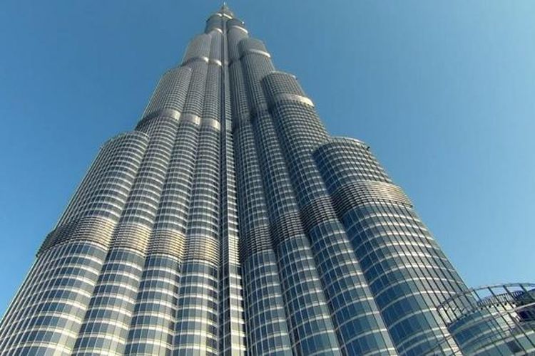 Menara tertinggi di dunia, Burj Khalifa. Terletak di Dubai, Uni Emirat Arab, pencakar langit ini memiliki tinggi 828 meter.