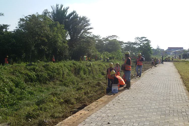 Puluhan petugas dikerahkan aksi bersih jelang kedatangan Presiden Joko Widodo di Bandara Depati Amir Pangkal Pinang, Kamis (14/3/2019).