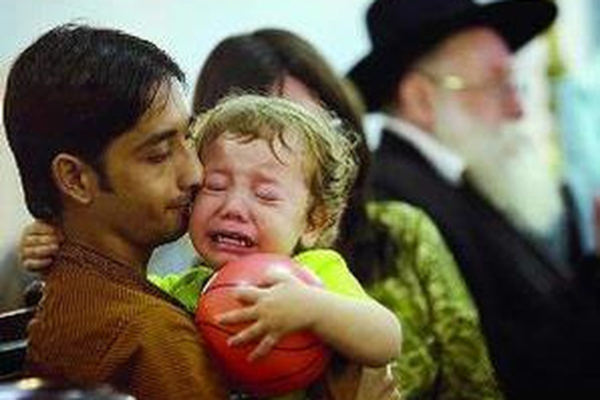 Moshe Holtzberg (2) kini menjadi yatim piatu. Ayahnya yang seorang rabi dan ibunya tewas dalam serangan militan hari Rabu (26/11) di Pusat Yahudi Mumbai, India. Kemarin jenazah orangtuanya diterbangkan ke Israel.