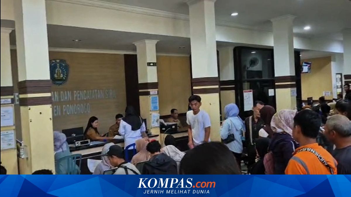 Perekaman e-KTP Membludak Saat Libur Sekolah, Pelajar di Ponorogo Rela Antre Sejak Pagi