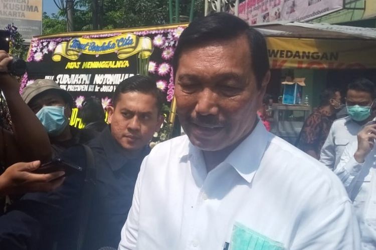 Menteri Koordinator Bidang Kemaritiman Republik Indonesia Luhut Binsar Pandjaitan di rumah duka almarhumah Ibunda Presiden Jokowi, Sujiatmi Notomiharjo Kelurahan Sumber, Bannjarsari, Solo, Jawa Tengah, Kamis (26/3/2020).